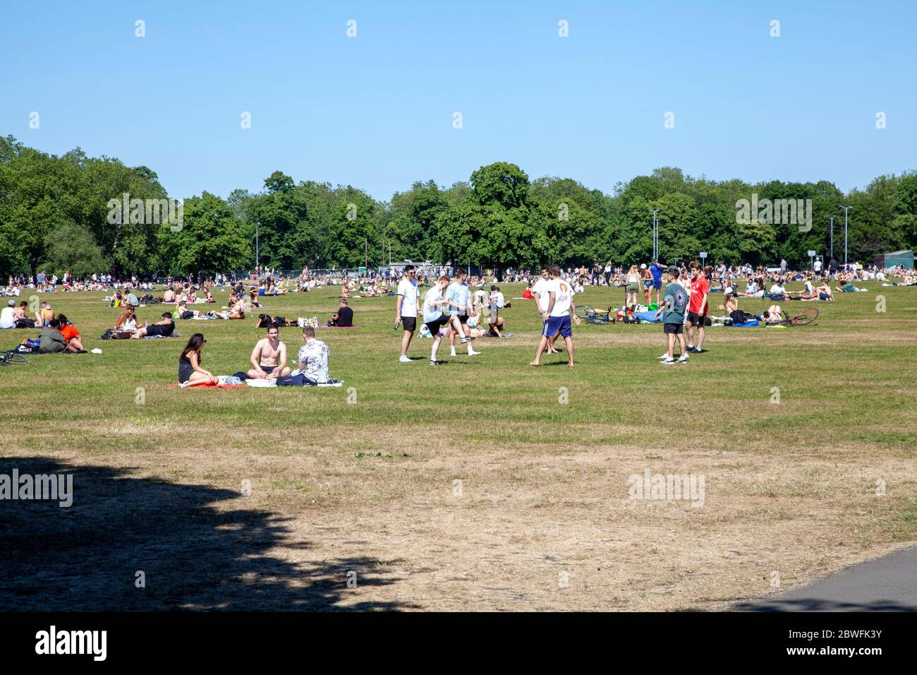 Il trafficato Clapham Common Park durante il Lockdown e l'isolamento - Londra UK Foto Stock