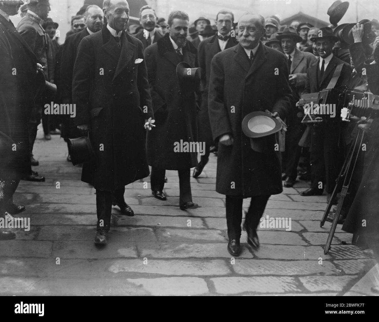 La conferenza di Genova M Theunis (Belgio) sulla destra e M Schanzer (Centro) che arriva a Palazzo San Giorgio per l'apertura della Conferenza di Genova lunedì 12 aprile 1922 Foto Stock