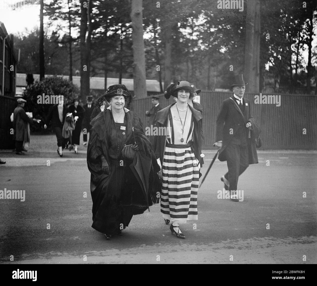 Ascot . La Contessa di Clancarty , con sua madre . 20 giugno 1923 Foto Stock