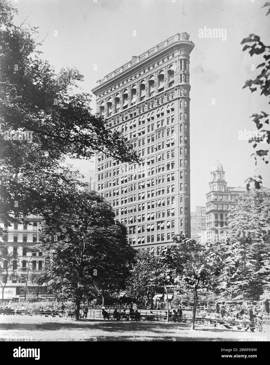New York . L'edificio Flatiron da Madison Square Park. 1924 Foto Stock