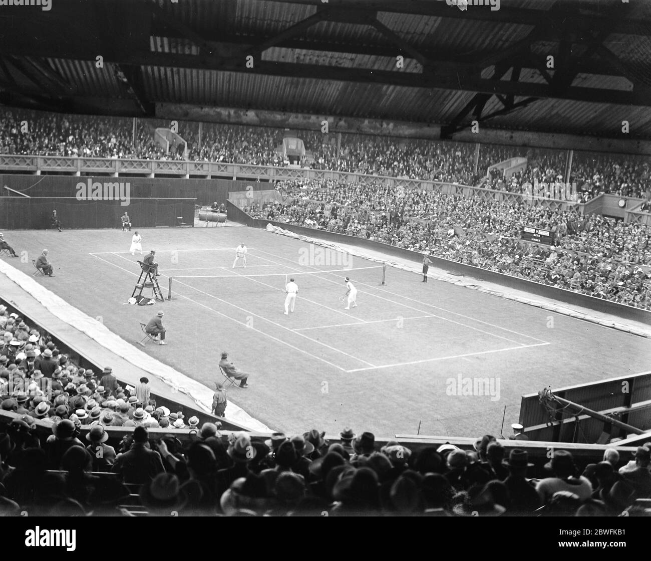 Campionato di tennis su prato a Wimbeldon la partita tra Mdlle Suzanne Lenglen e P o' Hara Wood e UNA S Drew e la signora Middleton 1 luglio 1922 Foto Stock