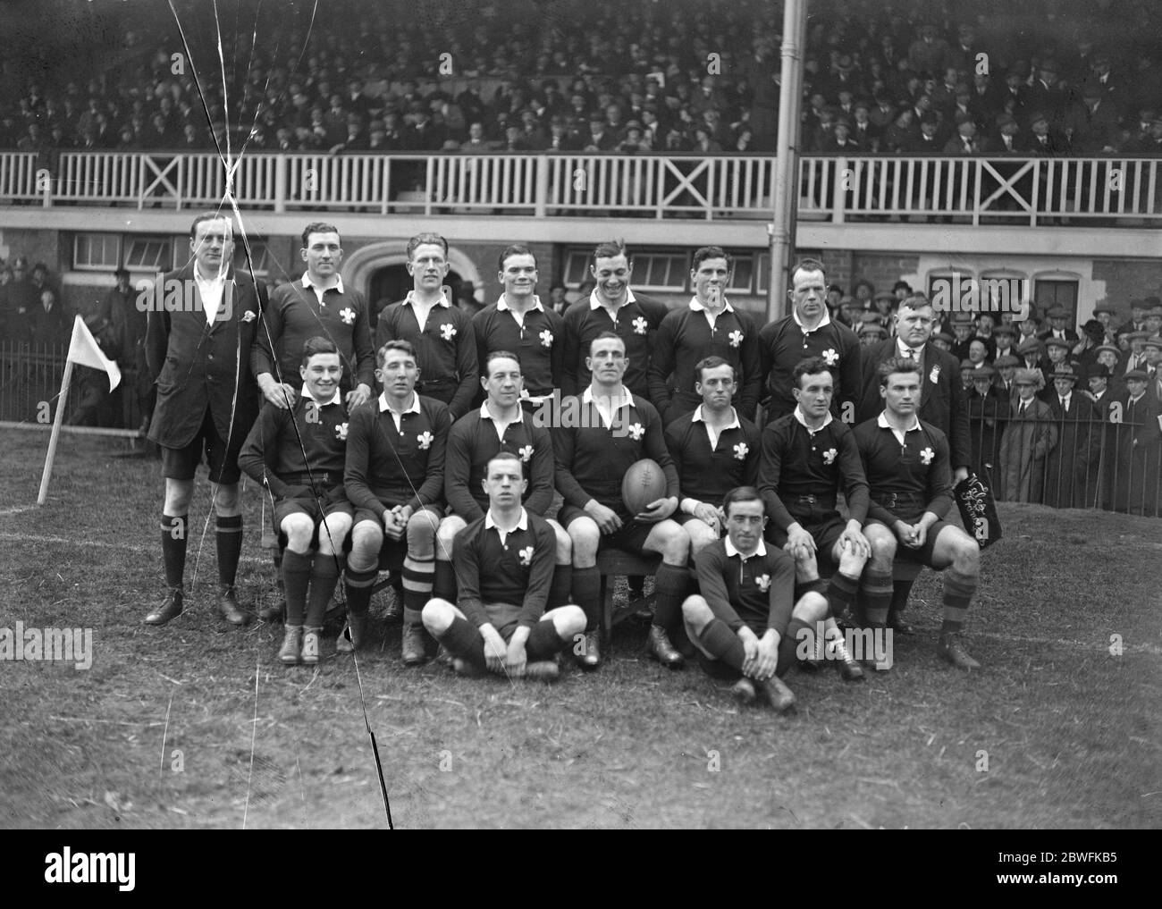 Five Nations - Swansea, Galles 16 - 8 France (FT) The Welsh team Unknown Order Joe Rees , Rowe Harding , Melbourne Thomas , Albert Jenkins , Codger Johnson , dai John , Bobby Delahay , Gethin Thomas , Ambrose Baker , Dan Pascoe , Lew Jenkins , Mapson Williams , Steve Morris , Gwilym Michael e Tom Parker (c) 24 febbraio 1923 Foto Stock