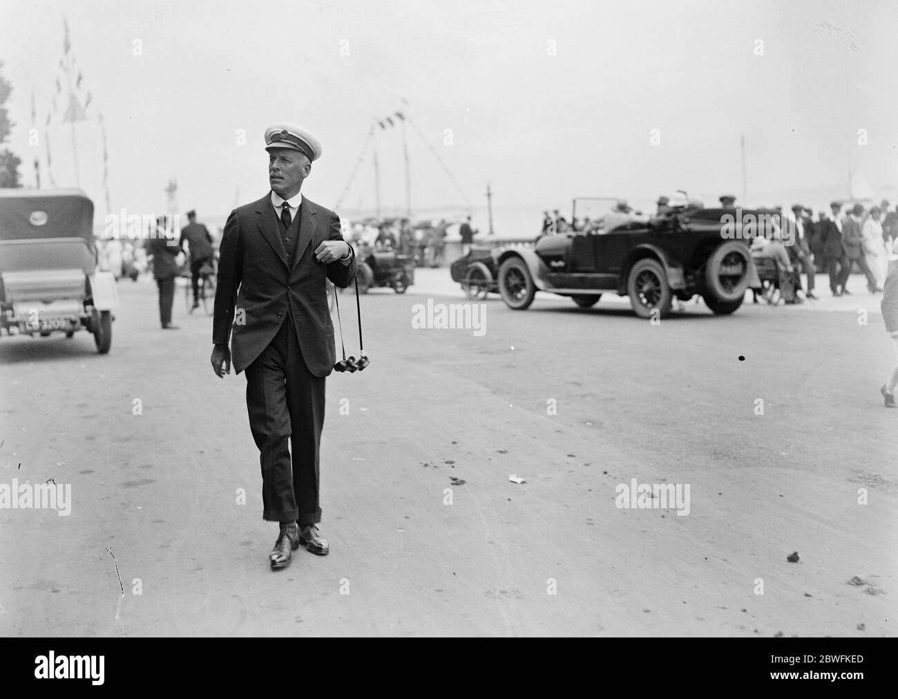 Cowes Week apre il maggiore Philip Hunloke arrivando al Royal Yacht Squadron 29 luglio 1922 Foto Stock