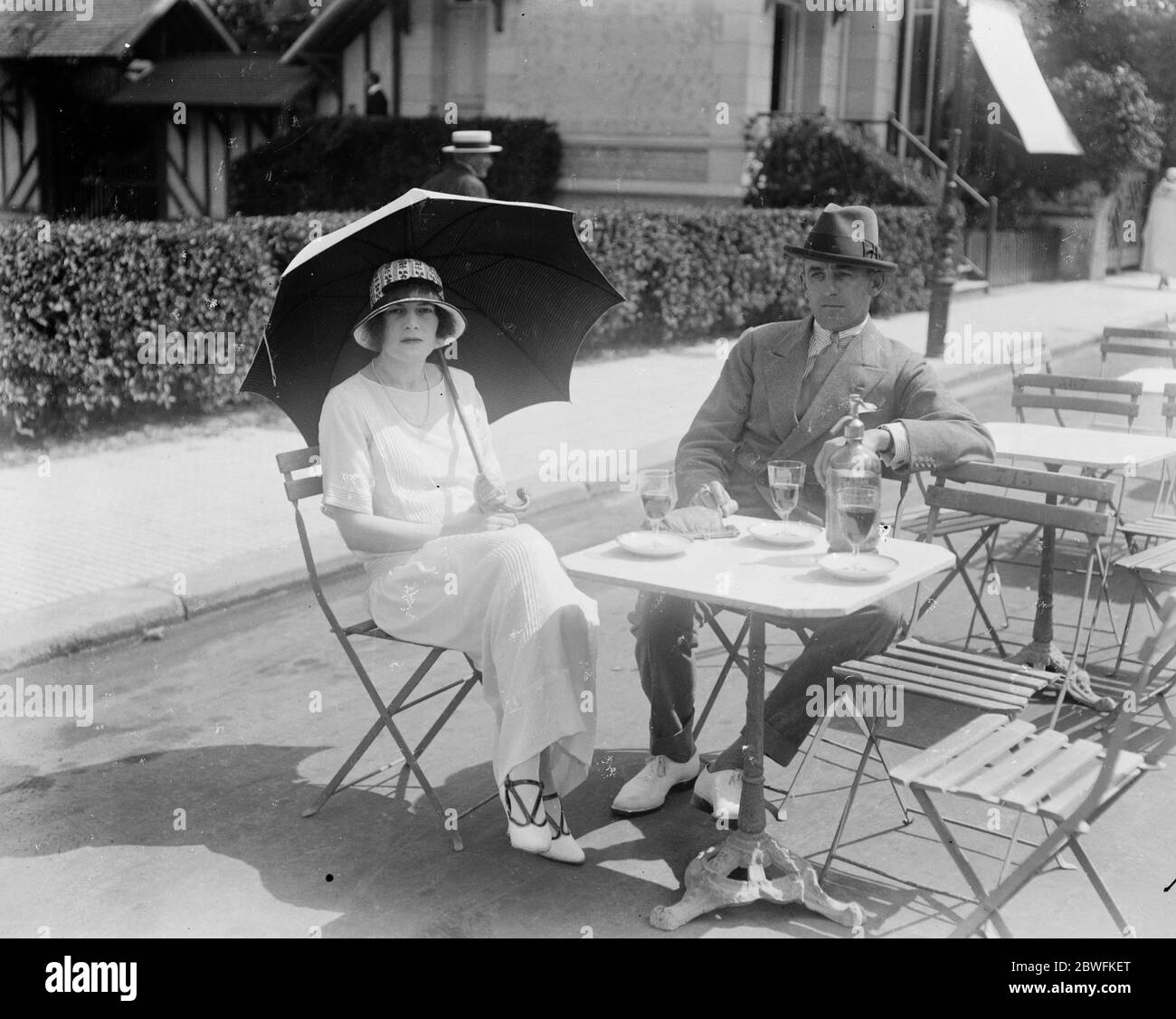 Società a Deauville . Capitano e la sig.ra Maurice Kingscote fuori dal Potiniere. 13 agosto 1923 Foto Stock