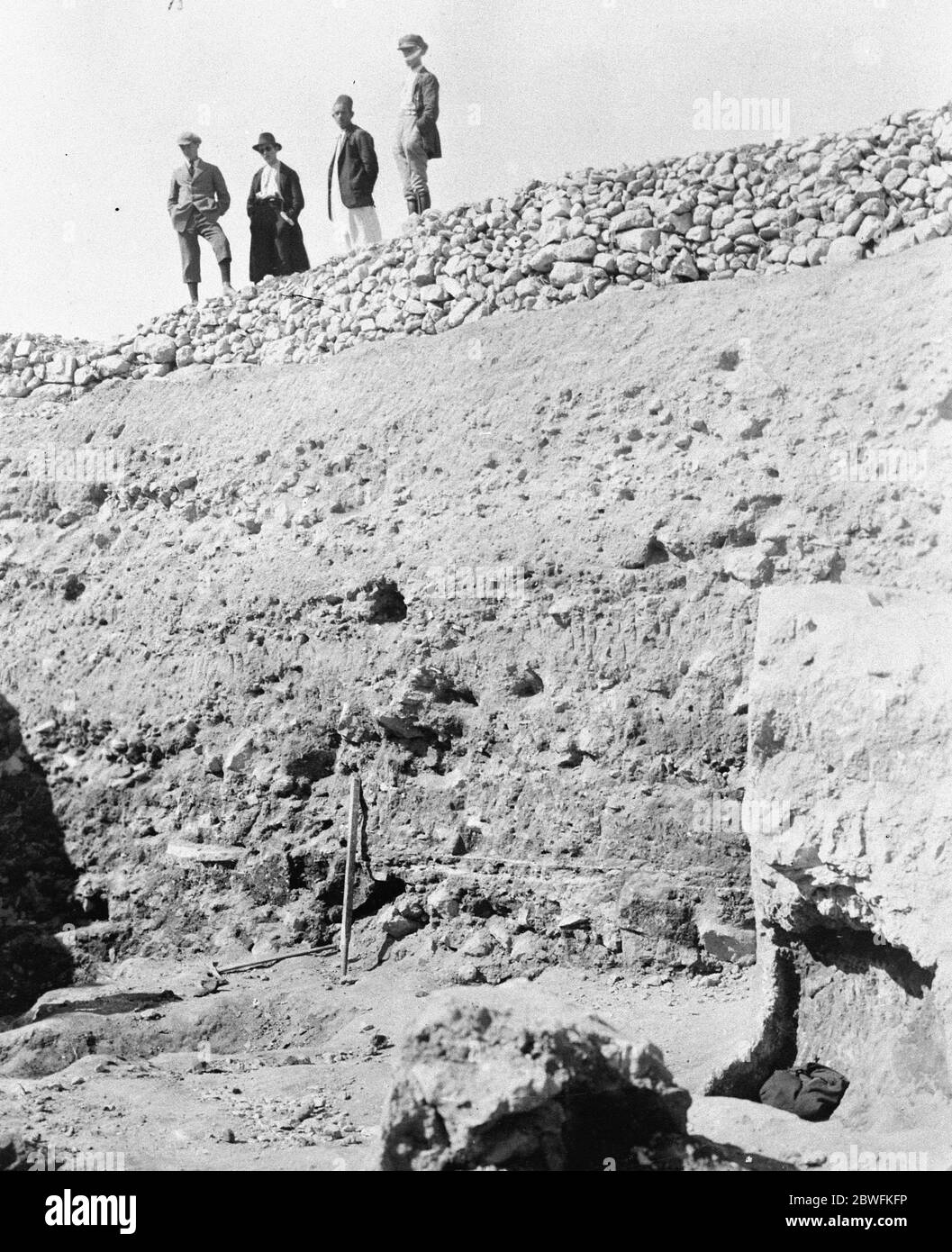 Lato della fossa che mostra la stratificazione dallo scavo della Palestina 1924 Foto Stock