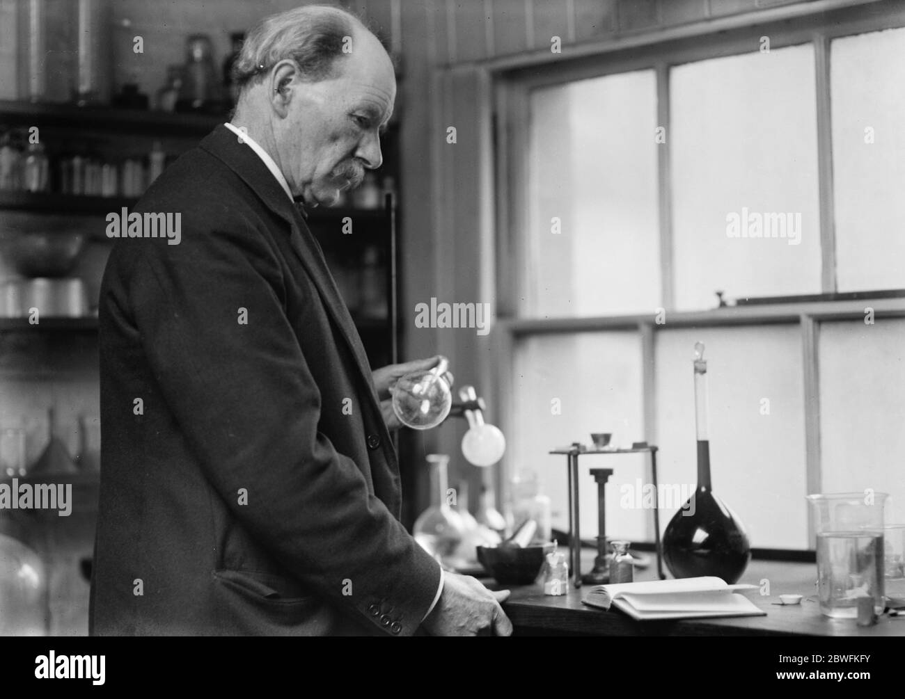 La scoperta dell'afnio . Al Dr Alexander Scott , FRS , direttore della Ricerca presso il British Museum , è caduta la grande distinzione di scoprire un nuovo elemento - l'afnio . La storia della scoperta risale al 1913 , quando il dottor Scott iniziò per la prima volta un'analisi di una sabbia nera portata dalla Nuova Zelanda , questa scoprì di contenere una piccola quantità di ossido completamente nuovo . Alexander Scott lavora nel suo laboratorio a Londra . 16 febbraio 1923 Foto Stock