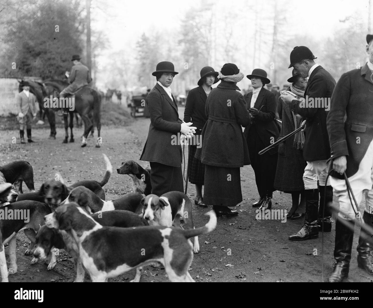 Caccia all' Oxfordshire meridionale . Alla Corte di Nuneham si incontrano . L' Hon Olivia Harcourt , (all'estrema sinistra) e l' Hon Doris Harcourt , non in abito da guida ( secondo da sinistra ) . 28 novembre 1922 Foto Stock