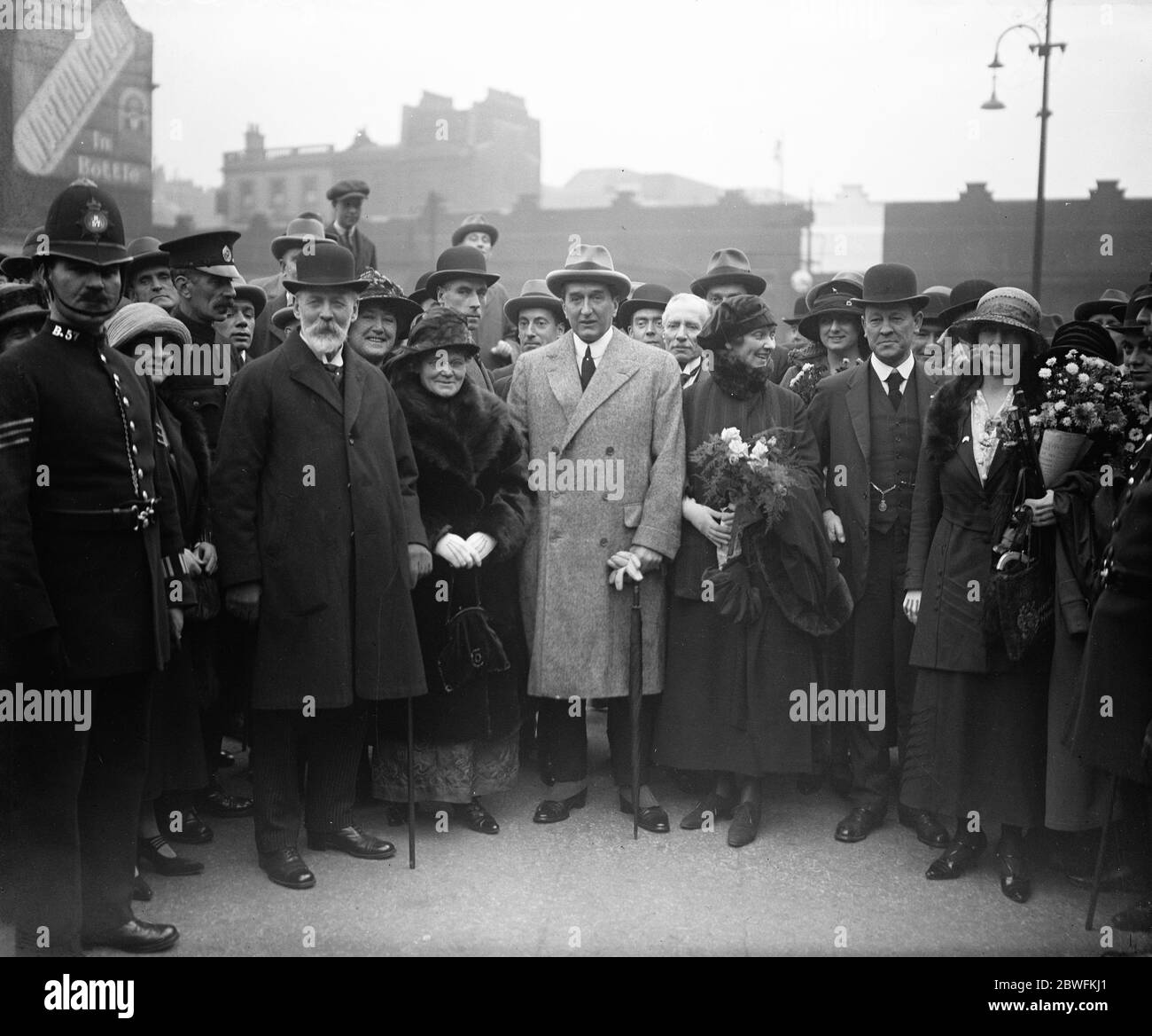 Arriva il Premier ritardato . Il sig. S. M. Bruce, primo ministro dell' Australia, e la sig.ra Bruce, arrivati alla stazione di Victoria. Erano state ritardate 24 ore di traversata dalla Francia a causa della Gale. Da sinistra a destra : Sir Joseph Cook , Lady Cook e MR e Bruce a Victoria . 5 ottobre 1923 Foto Stock