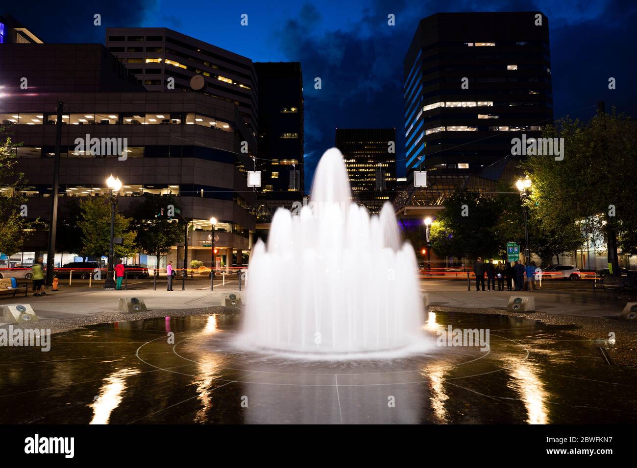 Salmon Street Fountain di notte, Portland, Oregon, USA Foto Stock