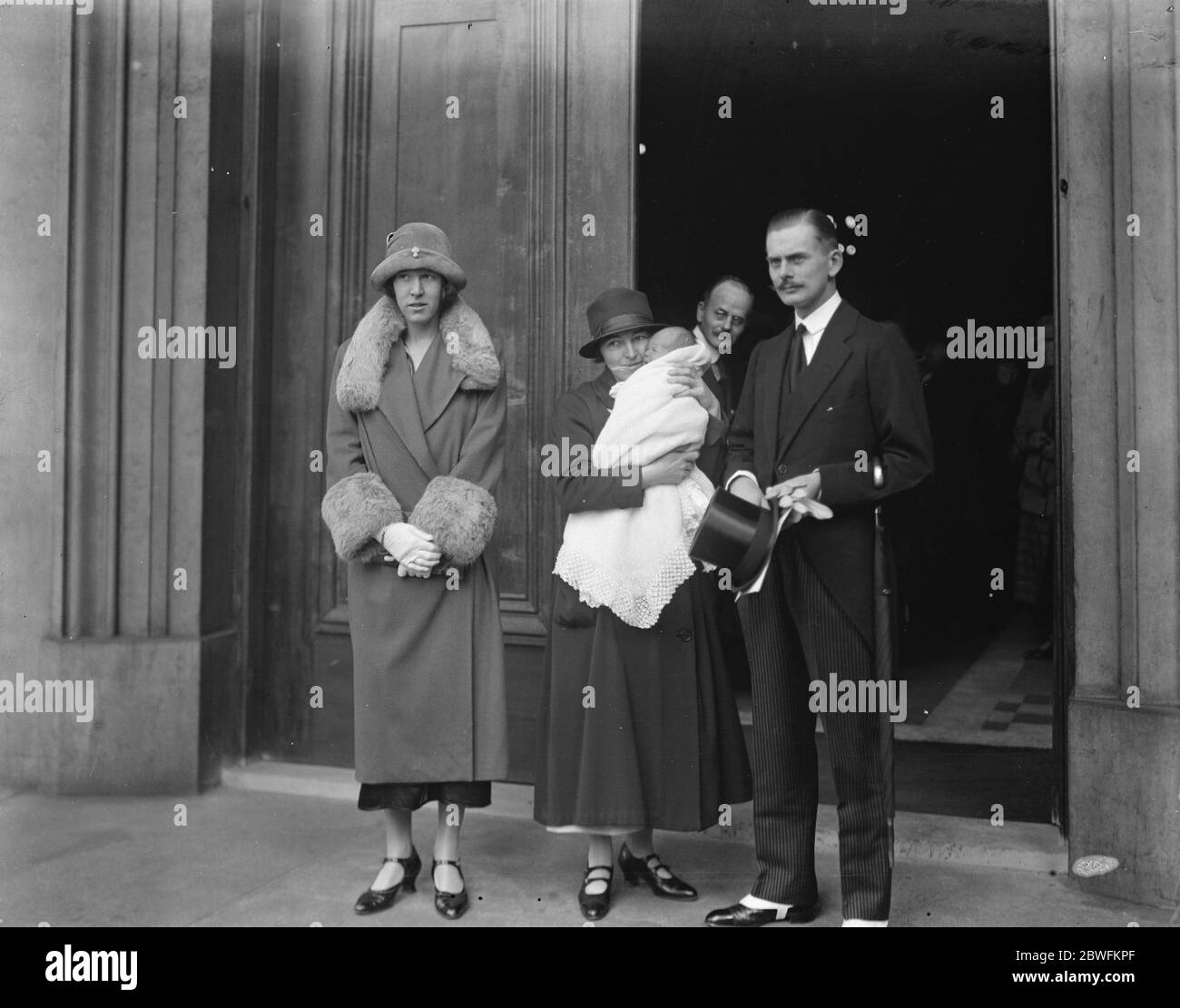 Battesimo . Il battesimo della figlia del signor e della signora K Manley si è svolto presso la Cappella delle Guardie , Wellington Barracks . Lady manley , M Manly e Baby . 29 ottobre 1925 Foto Stock