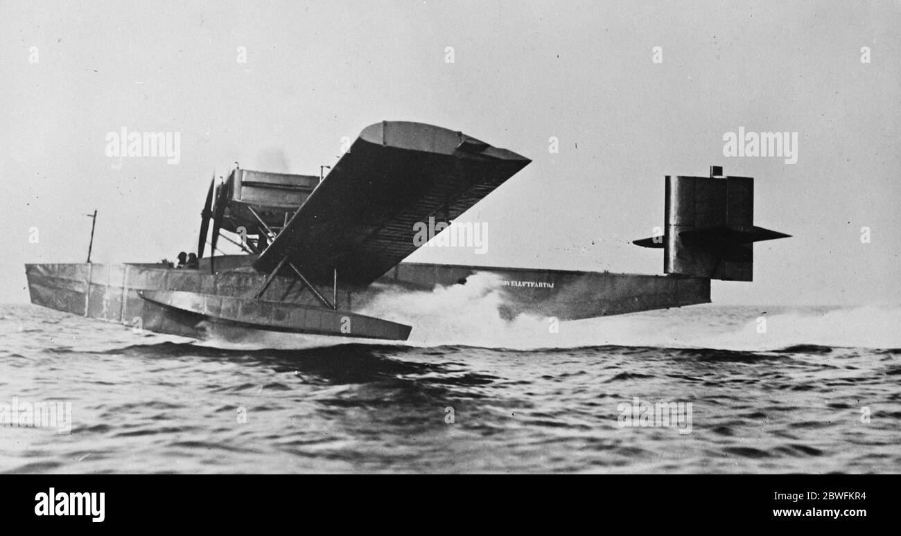 Nuovo flying boat con vele il flying boat beardmore-Rohrbach rappresenta un interessante sviluppo nella costruzione interamente metallica . Si dice che sia la prima volta che una macchina di questo tipo è dotata di montanti e vele pieghevoli. L'imbarcazione vista qui senza vele 6 aprile 1925 Foto Stock