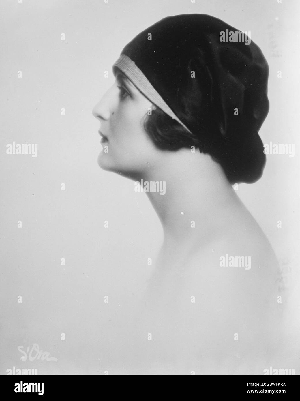 Donna sportiva ad allenarsi in Inghilterra Mme Olga Poufkin come appena acquistato una piccola proprietà con una bella casa georgiana nello Yorkshire . Qui formerà molti dei suoi cavalli e, incidentalmente, preparerà un film sportivo per la produzione da parte di una società francese . 24 aprile 1926 Foto Stock