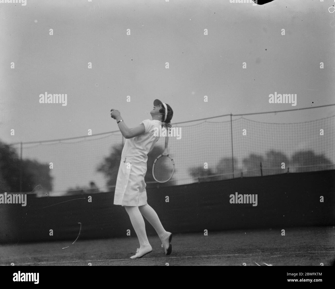 Il torneo di tennis Surbiton . Peggy Saunders in gioco . 20 maggio 1926 Foto Stock