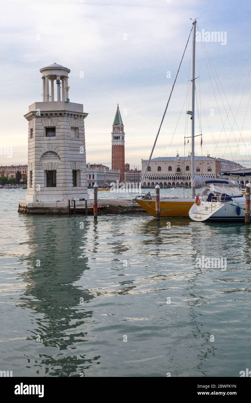 La Torre di San Marco e il Faro San Giorgio maggiore, visto attraverso il Canal Grande dal porto di San Giorgio maggiore, Venezia, Italia Foto Stock