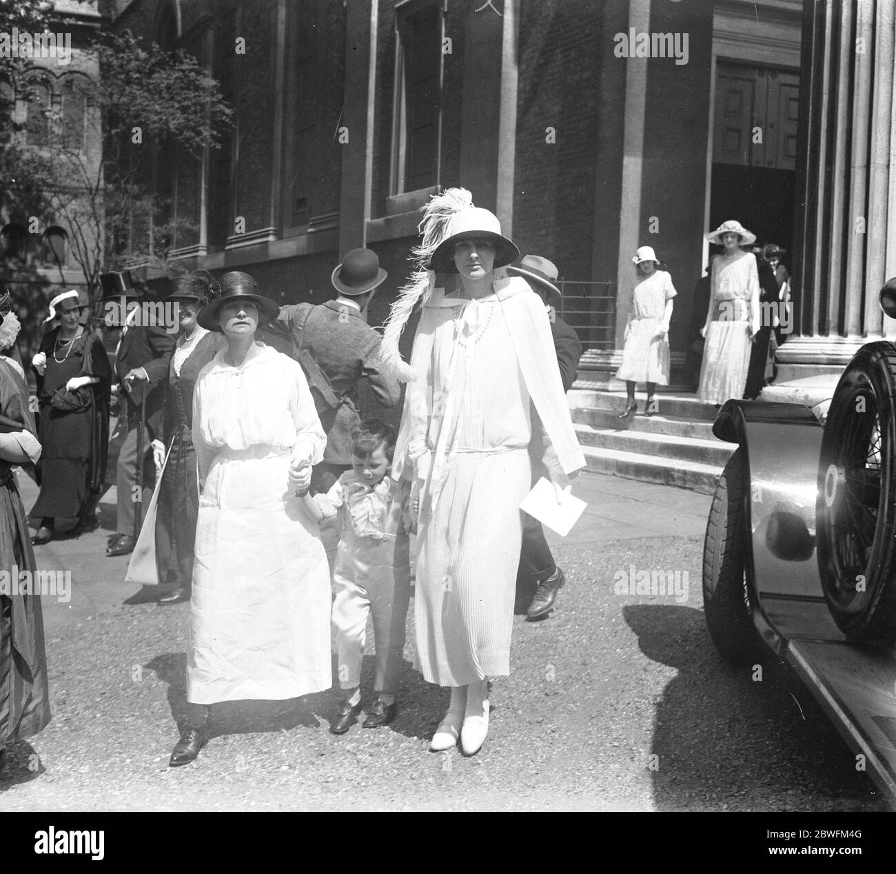 Lunedì 's matrimonio sociale . Il matrimonio si è svolto a St Peter's , Eaton Place tra Captain J e Stirling e Miss e A B Cavendish . Lady Hartingdon e suo figlioletto . 15 luglio 1924 Foto Stock
