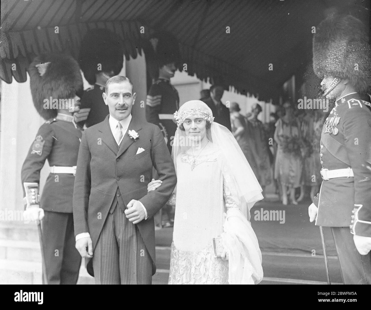 Matrimonio militare . Il matrimonio si è svolto presso la Cappella delle Guardie di Capt l'Hon H B o'Brien e Lady Helen Baillie Hamilton . Sposa e sposo . 23 aprile 1925 Foto Stock