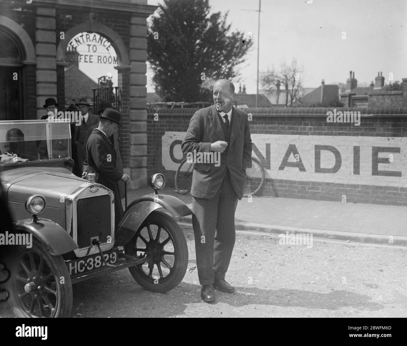 Il bungalow omicidio carica C W Mayo , il avvocato per la difesa fuori della corte a Eastbourne 6 maggio 1924 Foto Stock