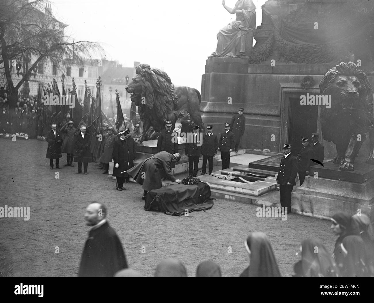 Guerriero sconosciuto del Belgio . Il re dei belgi ha messo la sua medaglia sulla bara del guerriero sconosciuto . 12 novembre 1922 Foto Stock