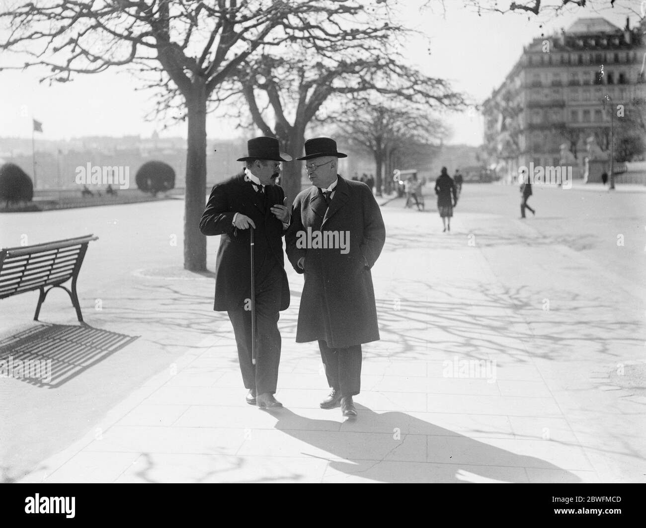 La crisi di Ginevra . Dr Luther e M Vandervelde camminando sul lago in discussione . 15 marzo 1926 Foto Stock
