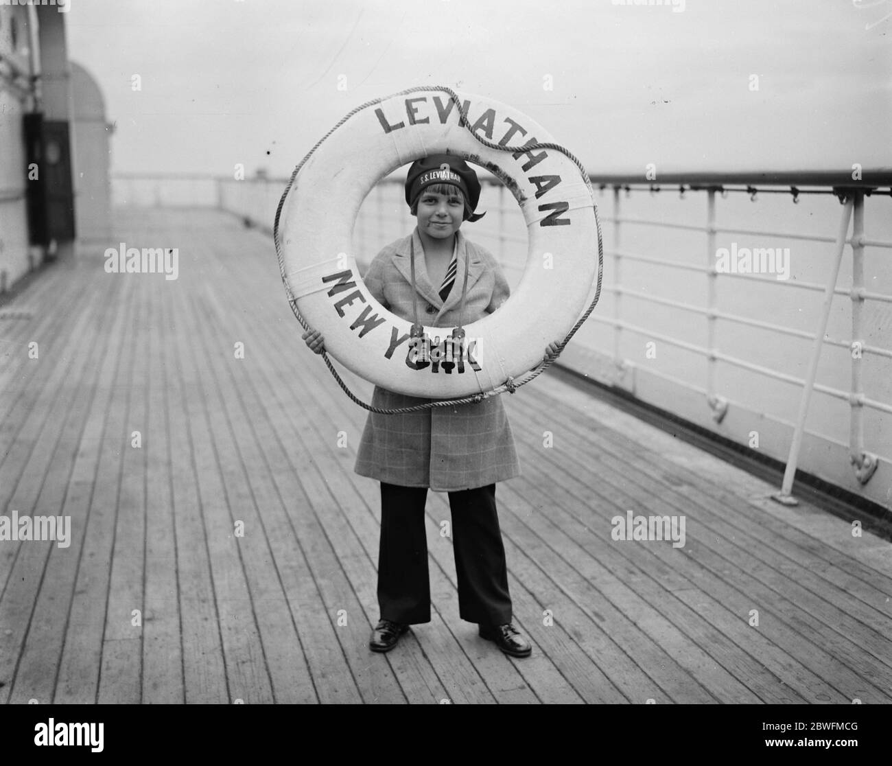 Jackie arriva a Southampton . Jackie Coogan fotografò dietro una delle cinture di salvataggio del Leviathan . 13 settembre 1924 Foto Stock