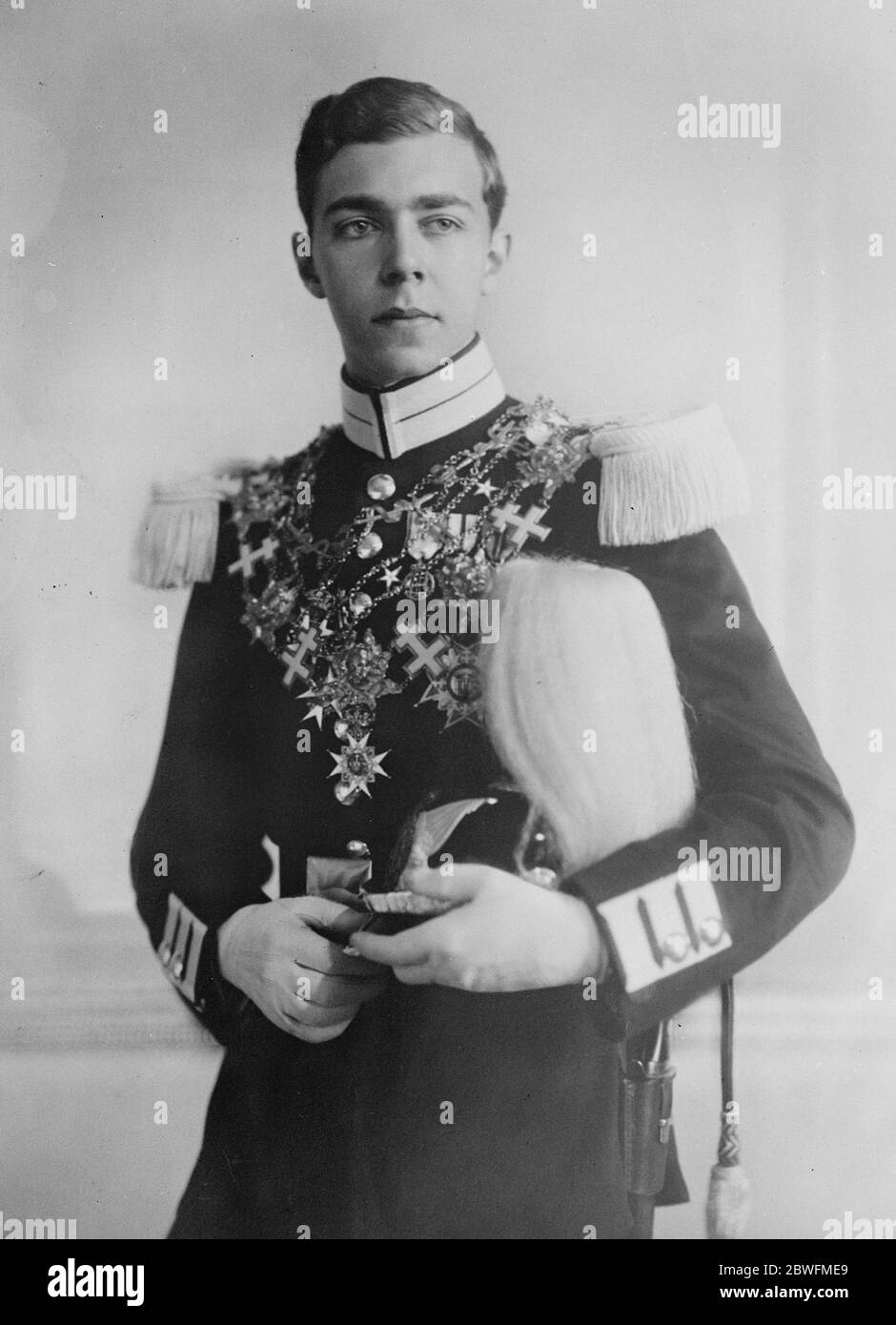 Il futuro re giurò il Duca di Vasterbotten , figlio maggiore del Principe ereditario di Svezia , fotografato nella sua prima uniforme di stato subito dopo aver prestato giuramento di fedeltà al parlamento svedese il 17 gennaio 1925 Foto Stock