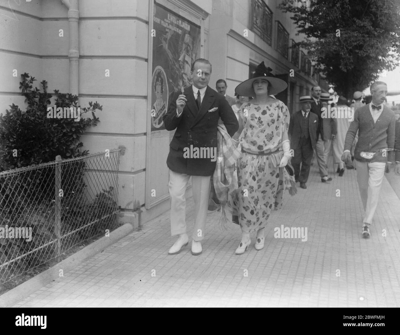 Società a Deauville . Jeff Cohn , il famoso proprietario di cavalli da corsa , passeggiando con la moglie . 26 luglio 1924 Foto Stock