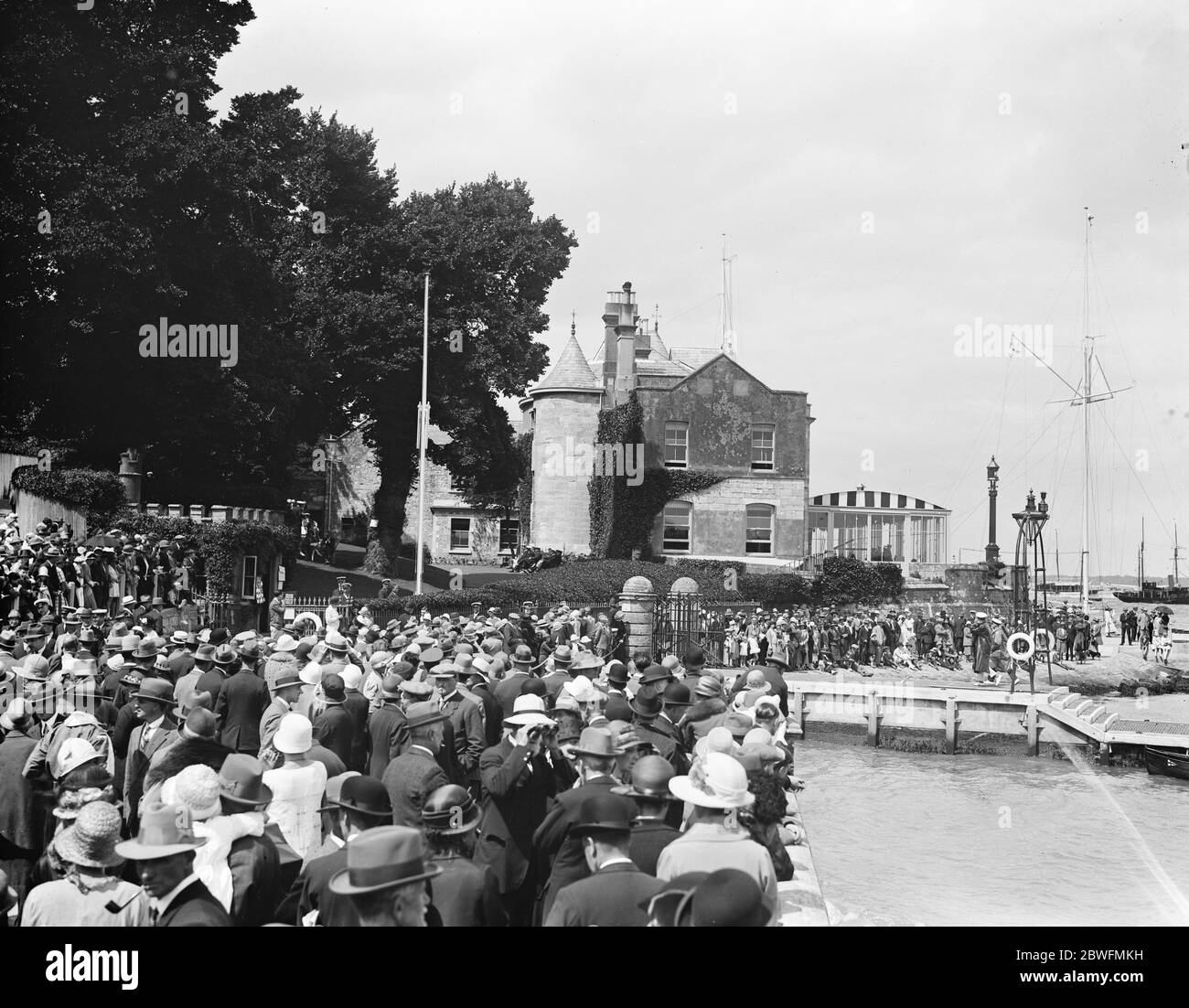 Cowes Regatta Vista generale che mostra la folla e la sede R Y S 1 agosto 1925 Foto Stock