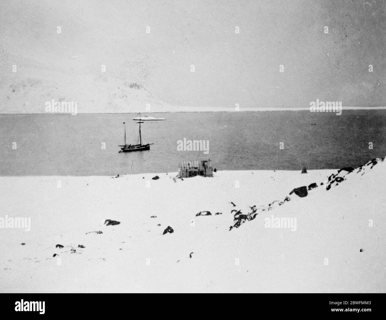 Amundsen Ellsworth Polar Flight Roald Amundsen arriverà a Spitzbergen , il punto di partenza per l'inizio del suo tentativo di raggiungere il Polo Nord da Air Wellman Bay , Danish Island , Spitzbergen , il probabile luogo di partenza 7 aprile 1925 Foto Stock