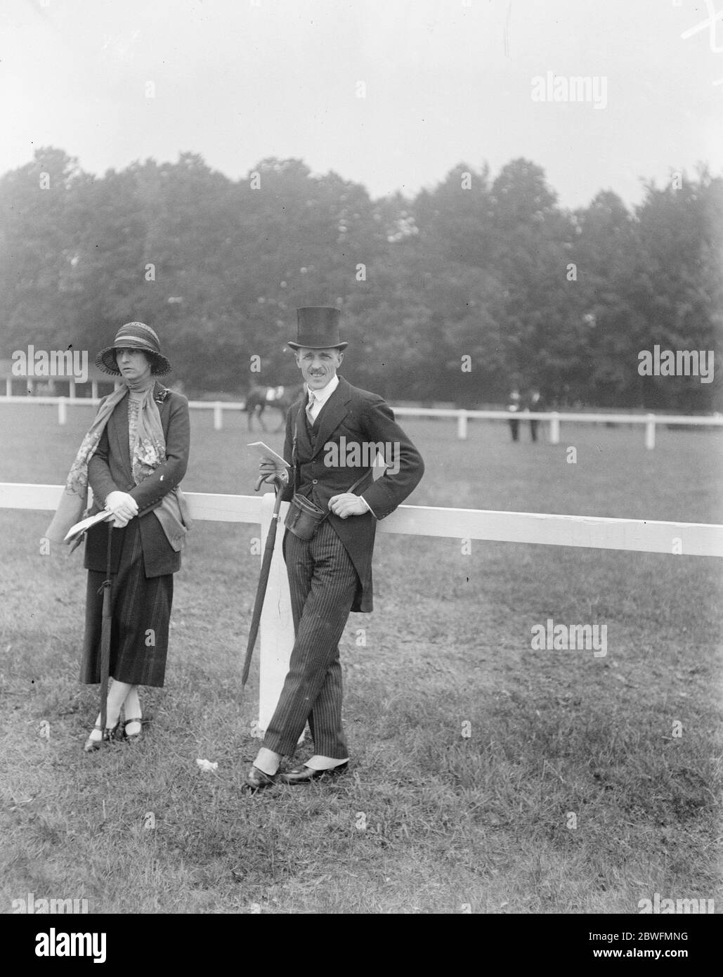 Società alle corse Epsom . Sir Richard e Lady Brooke . 5 giugno 1924 Foto Stock