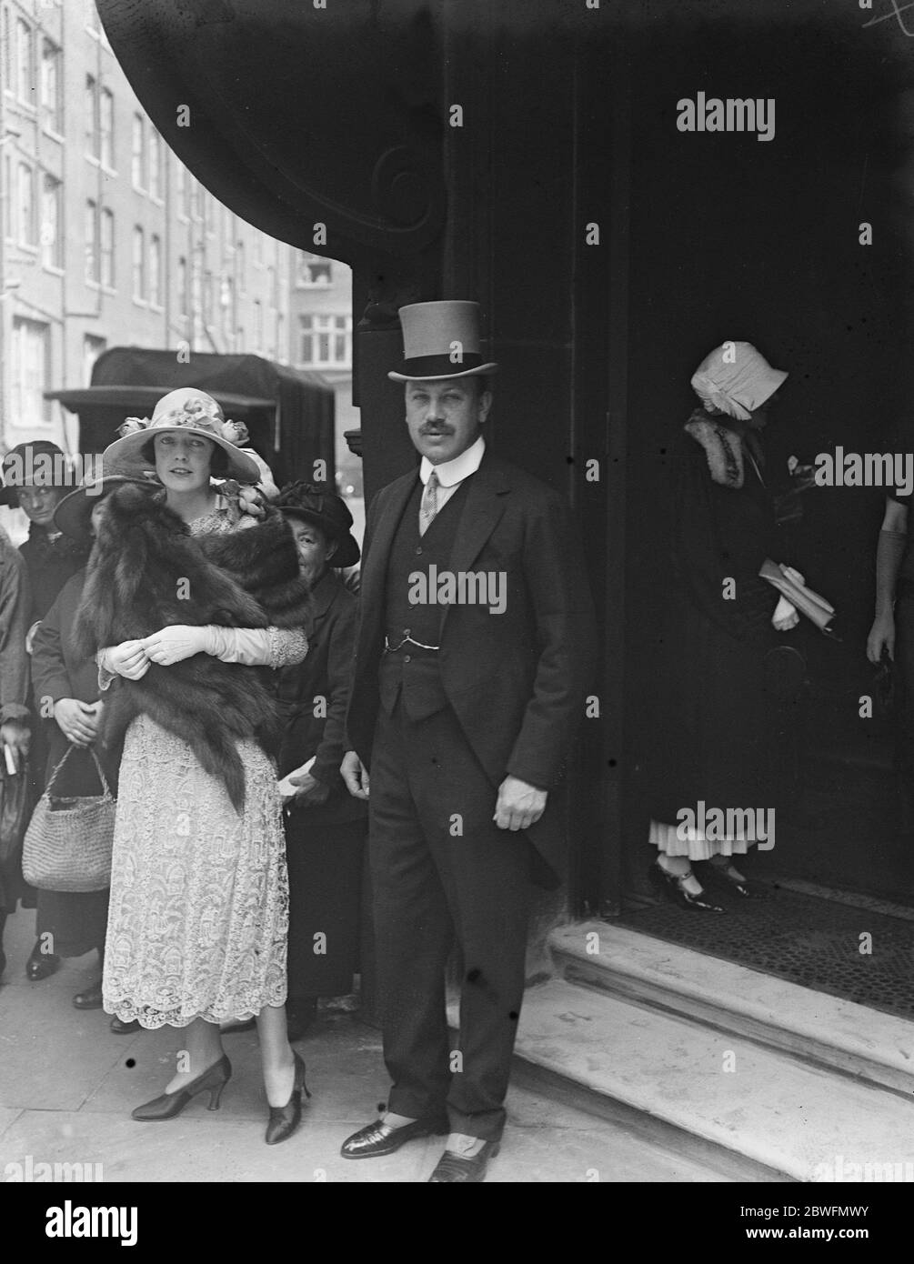 Il matrimonio di Lord Dalmeny Lord Dalmeny , l'erede del Conte di Rosebery, ed Eva Lady Belper, dopo il loro matrimonio, lascia l'ufficio del Registro di Princes Row 24 giugno 1924 Foto Stock