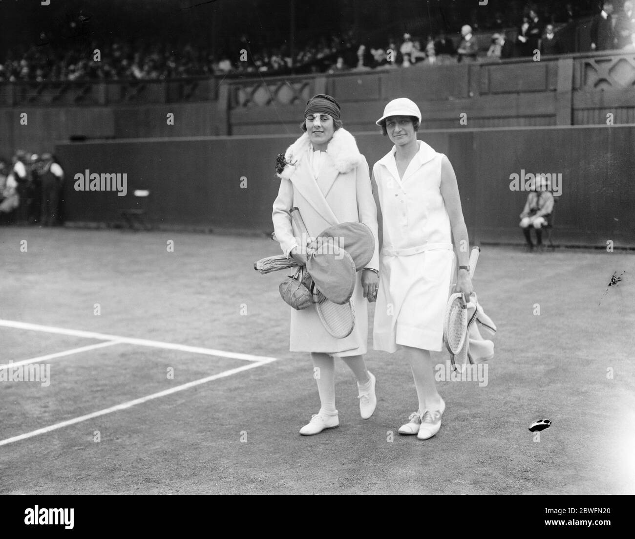 Tennis a Wimbeldon . Signore singolare finale . La signora Godfree (il vincitore ) e la senorita d' Alvarez photographedafter the game . 3 luglio 1926 Foto Stock