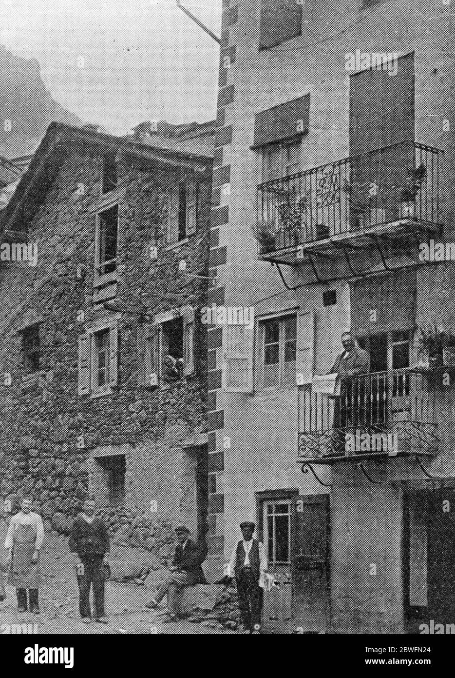 Repubblica di Andorra . Encamps , la casa del syndic , o presidente dello stato in miniatura . Nella foto il syndic si vede in piedi sul balcone 4 ottobre 1926 Foto Stock