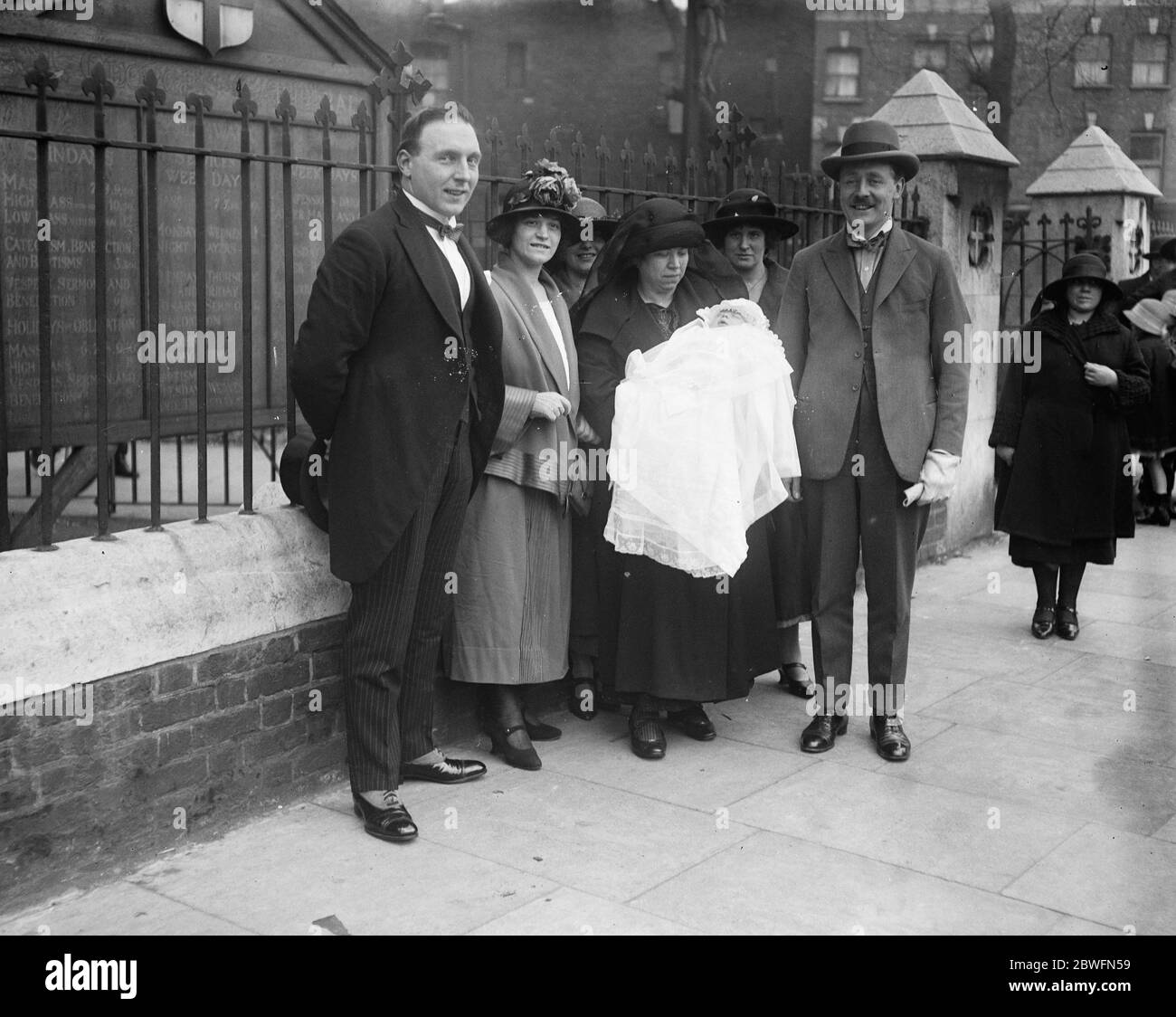 Interessante Domenica Christening . MP come sponsor del bambino del Cacciatetto di gelato di nome Sundae Poppa . Nella Cattedrale di San Giorgio , Westminster Bridge Road , il signor Harry Becker , MP, ha agito come sponsor del battesimo di Sundae Poppa, figlio del signor A Poppa , Direttore del giornale della fontana del gelato e della soda e Segretario della Federazione dei commercianti del gelato e del rinfresco. Da sinistra a destra: Sig. A Pampa, sig.ra Poppa, madrina con la piccola signora Sundae Poppa e sig. Harry Becker, membro della Commissione. 4 maggio 1924 Foto Stock