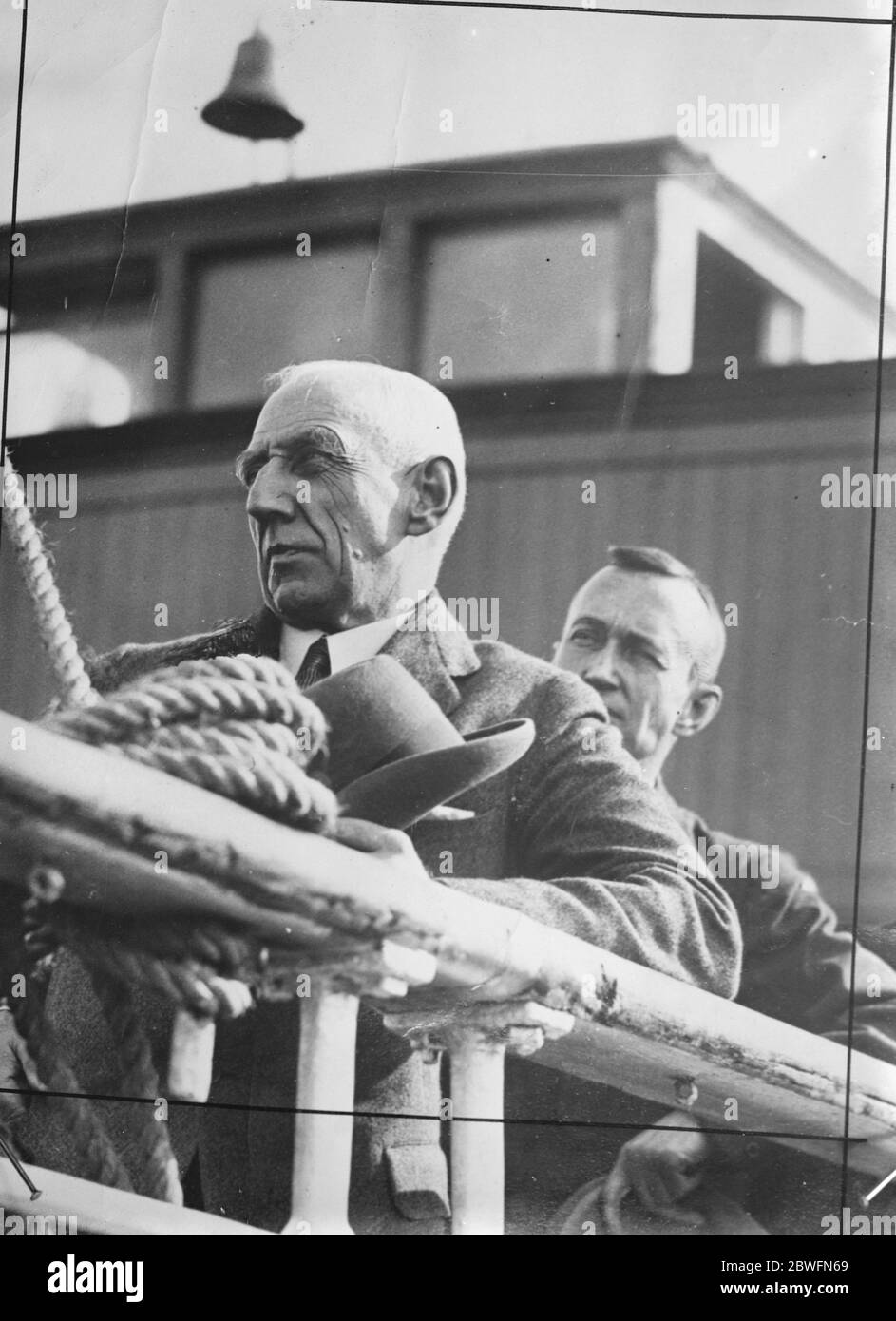 Spedizione polare di Amundsen Ellsworth il capitano Roald Amundsen salì a bordo del vaporetto di Trondhjem per Tromsoe da cui la SS Hobby lo portò a King' s Bay . Dietro di lui c'è Lincoln Ellsworth 16 aprile 1925 Foto Stock