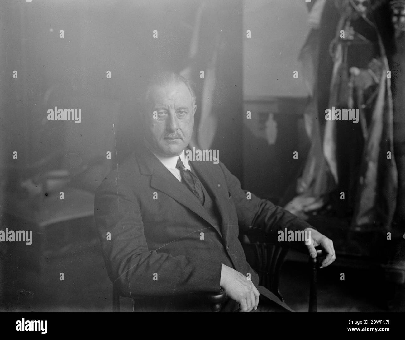 Sorpresa della Royal Academy . Ritratto a lunghezza intera del Re dipinto da Richard Jack . Sig. Richard Jack . 8 aprile 1926 Foto Stock