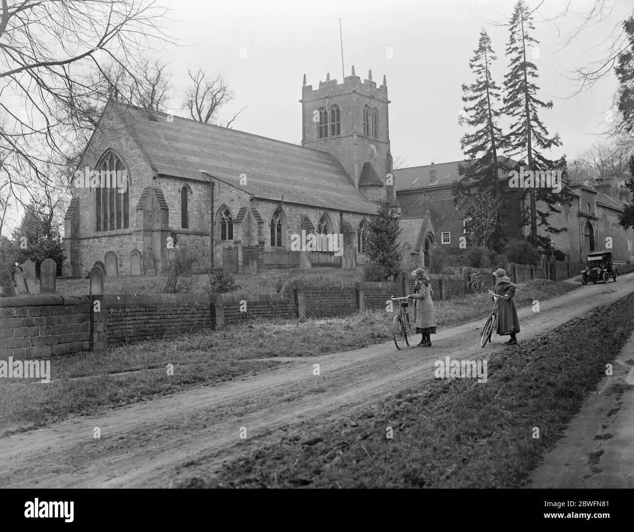 Scena della Chiesa reale di Goldsborough dal cammino nello Yorkshire 17 marzo 1923 Foto Stock