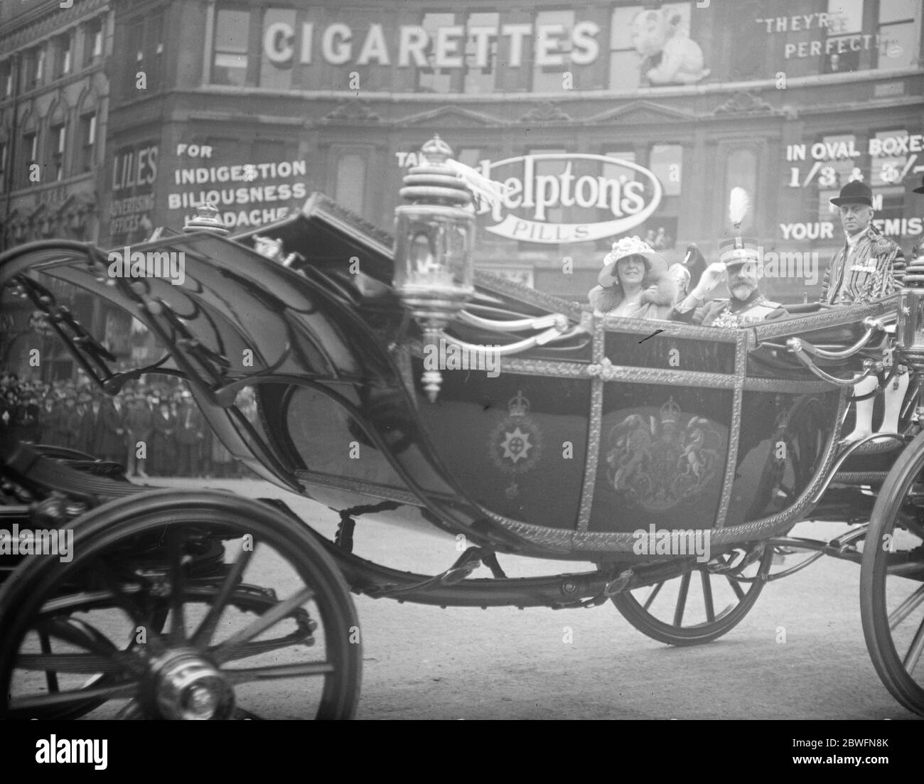 Visita reale rumena . Il re e la regina della Romania passando per Ludgate Circus sulla loro strada per Guildhall . 13 maggio 1924 Foto Stock