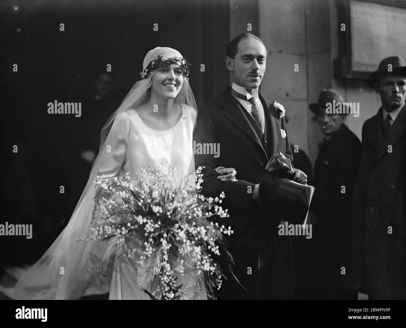 Matrimonio di maggiore Raffaello . Il matrimonio tra il maggiore Raffaello e la signorina Cynthia Mayor si è svolto nella chiesa di San Giorgio , Piazza Hannover . Sposa e sposo . 19 febbraio 1925 Foto Stock