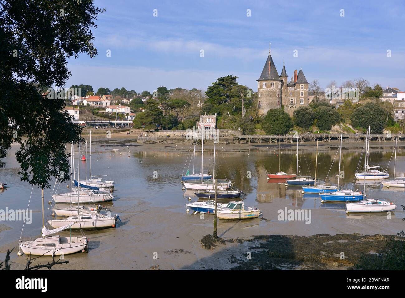Porto e castello a bassa marea a Pornic, un comune situato nel dipartimento della Loira Atlantica nella regione della Loira occidentale della Francia Foto Stock