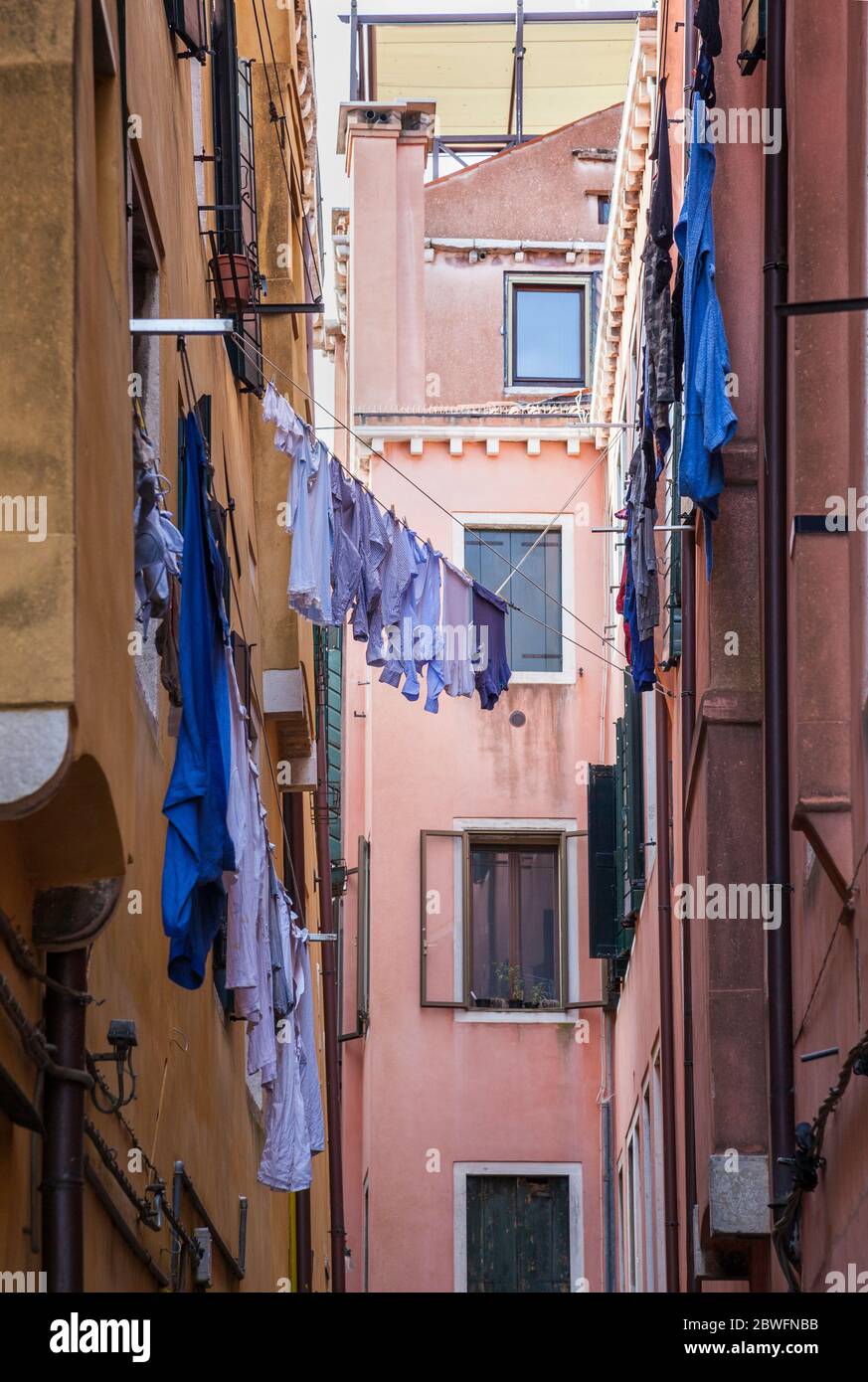 Lavaggio appeso ad asciugare in alto in una strada secondaria di Venezia Foto Stock