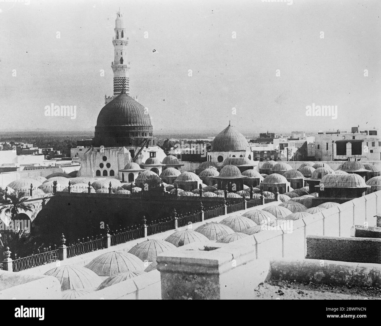 Mecca e Medina . Medina , la Grande Moschea . 1925 Foto Stock