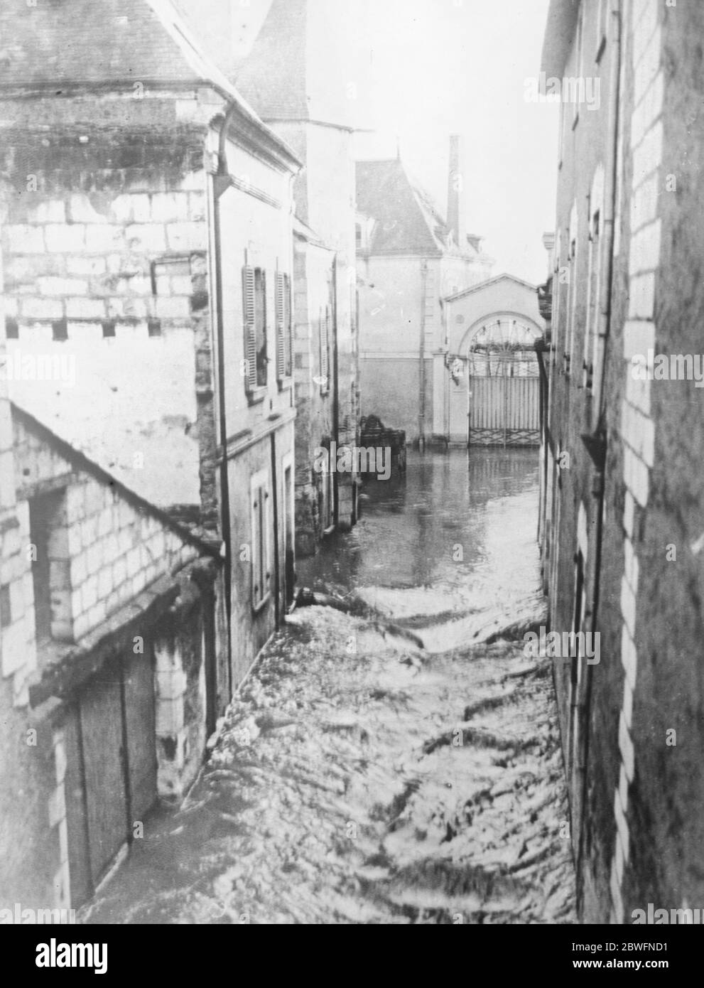 Gravi inondazioni a Parigi . È iniziata l'inondazione di Parigi . La Senna ha superato il segno di pericolo e ha invaso strade , case e negozi vicino al fiume . Una scena piena in una delle strade di Angers . 3 gennaio 1923 Foto Stock