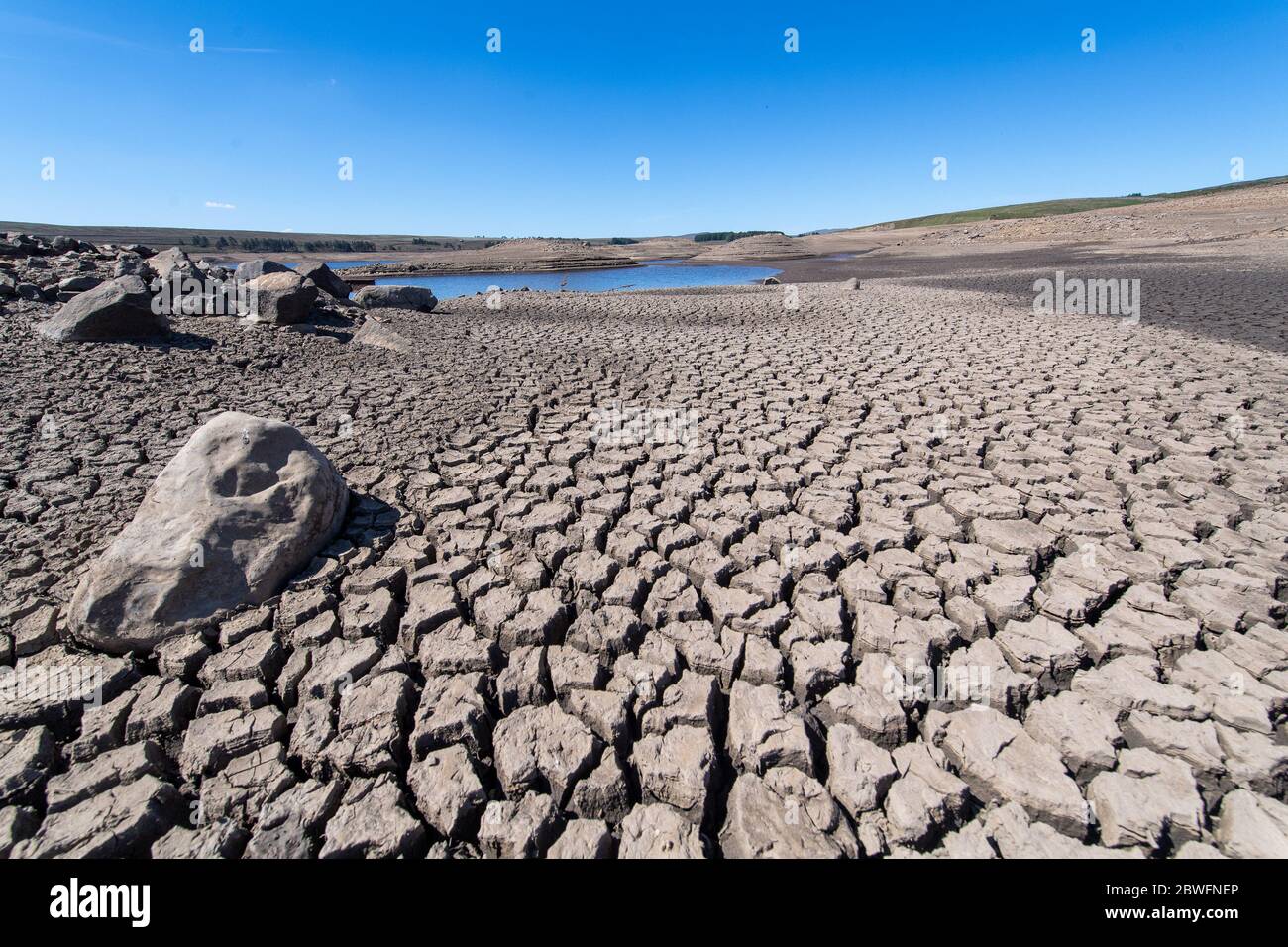 Selset Reservoir, Middleton a Teesdale, Co. Durham - 1 giugno. Dopo uno dei maggio più arido in record i livelli d'acqua a Selset Reservoir, Middleton a Teesdale, è molto basso sull'acqua, come un paesaggio di luna in luoghi. Fornisce Teesdale e Teeside ed è di proprietà di Northumbria Water, dopo essere stato costruito nel 1960. Credit: Wayne HUTCHINSON/Alamy Live News Foto Stock