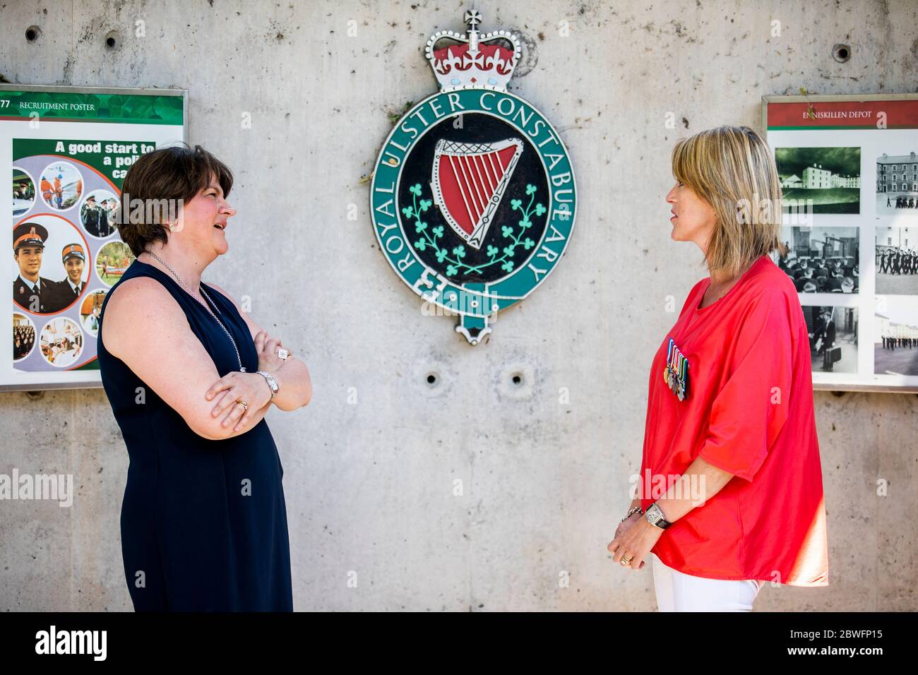 Il leader del DUP Arlene Foster (a sinistra) con il reservist di RUC a tempo parziale Caroline McMullan al Royal Ulster Constabulary Memorial Garden presso la sede centrale PSNI su Knock Road a Belfast, per celebrare il 50° anniversario della RUC Reserve. Foto Stock