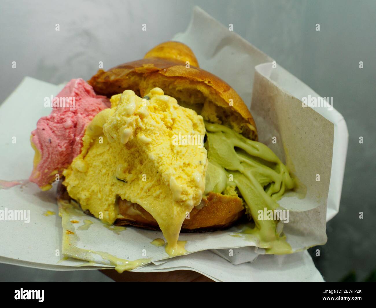 un'abitudine siciliana è quella di mangiare il gelato con una brioche Foto Stock