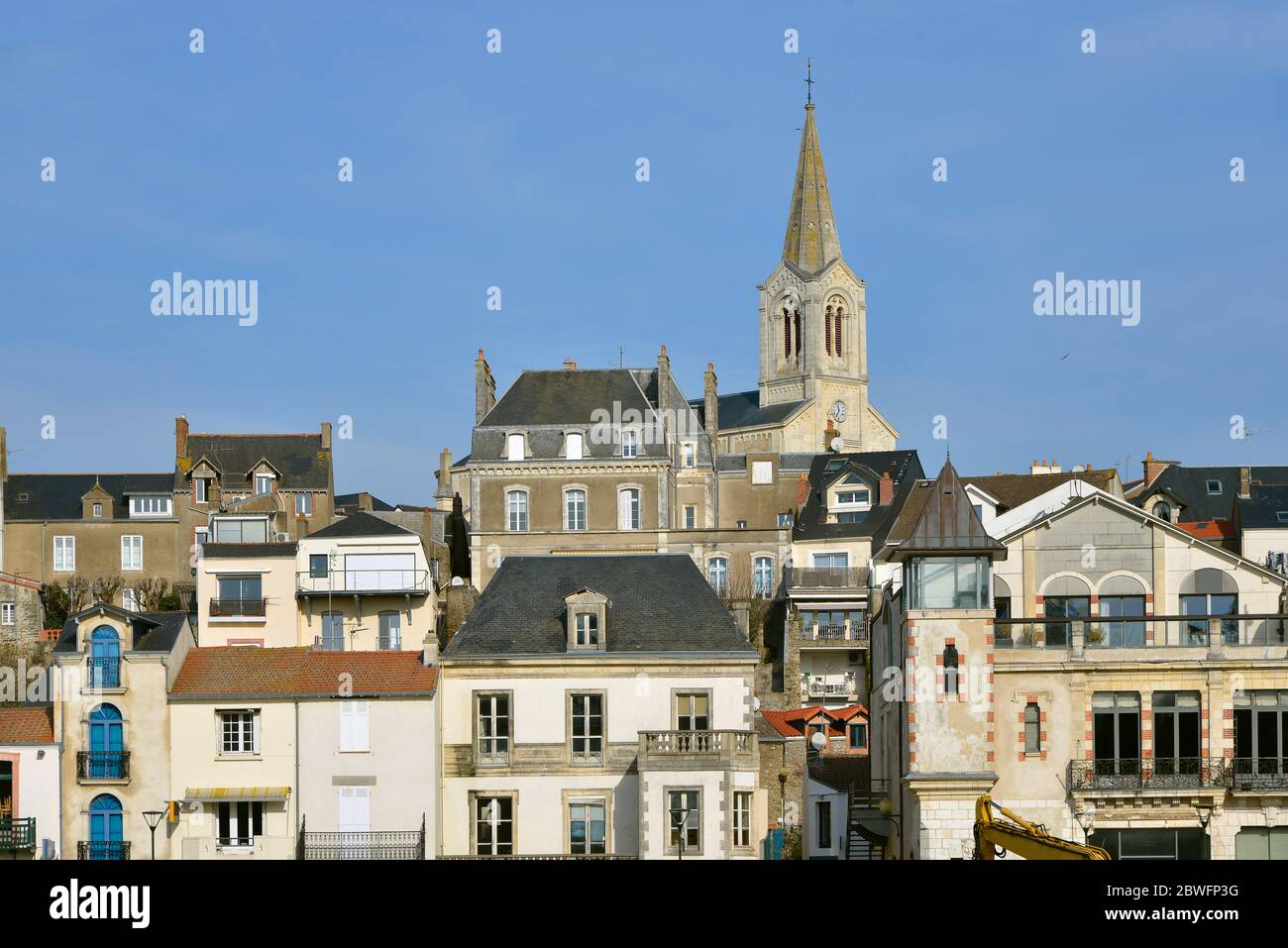 Campanile di chiesa Saint Gilles di Pornic, un comune situato nel dipartimento della Loira Atlantica nella regione della Loira in Francia Foto Stock