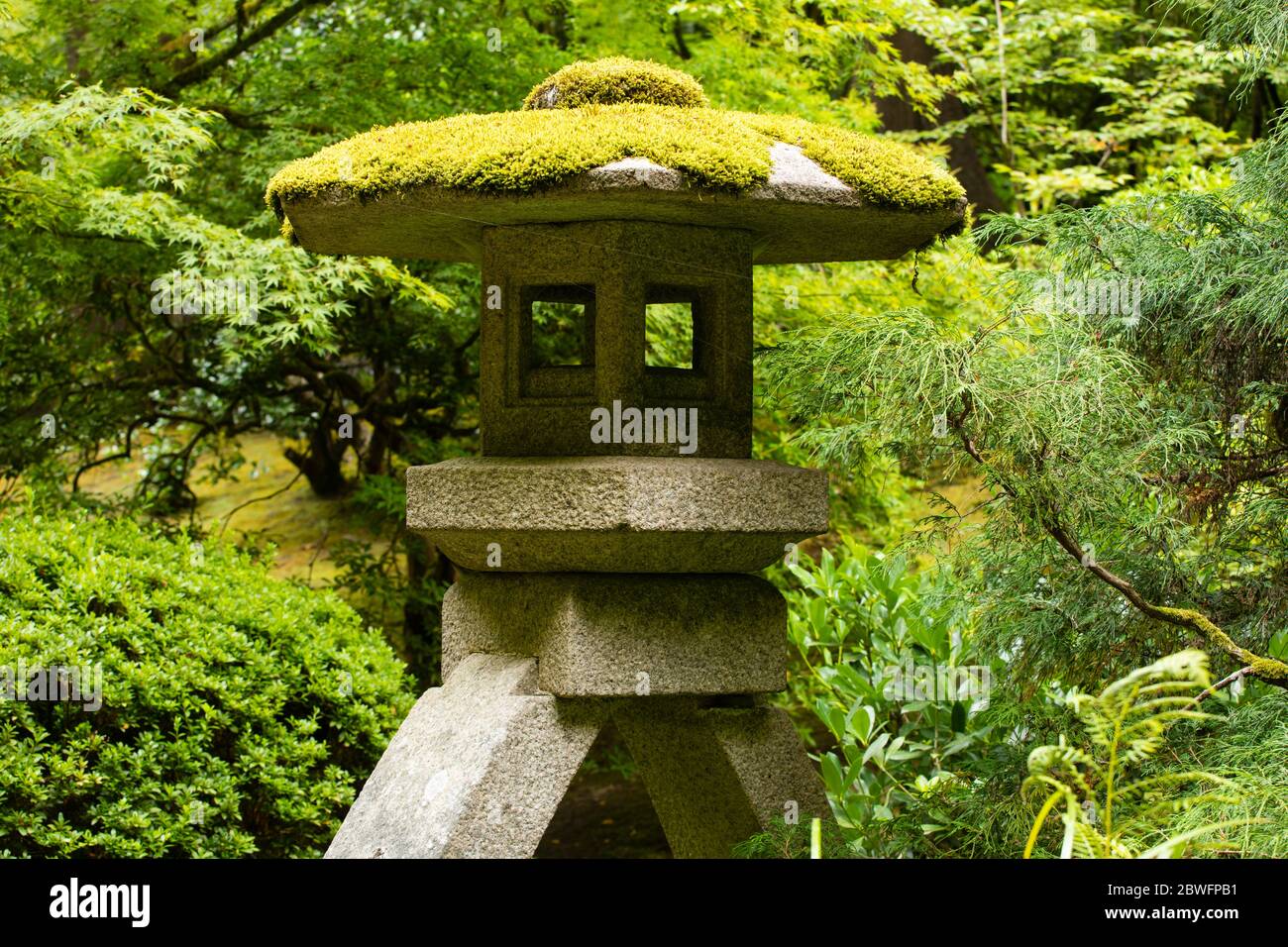 Primo piano di pagoda in Japanese Garden, Portland, Oregon, USA Foto Stock