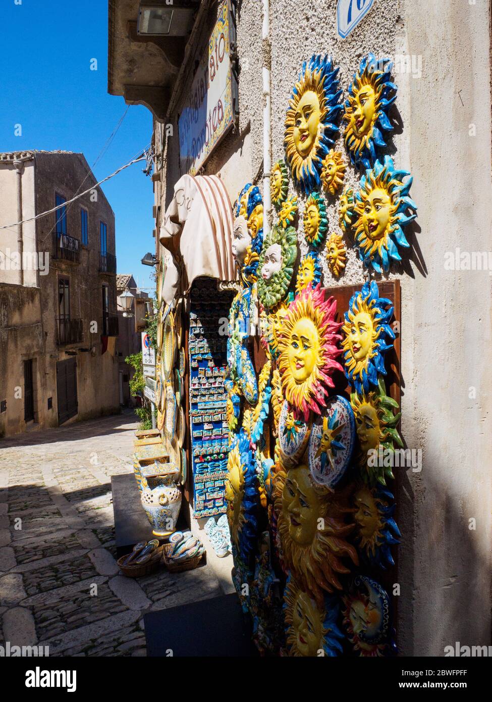 Una delle opere d'arte tipiche di una piccola cittadina siciliana, Erice, è la ceramica colorata fatta a mano. Foto Stock