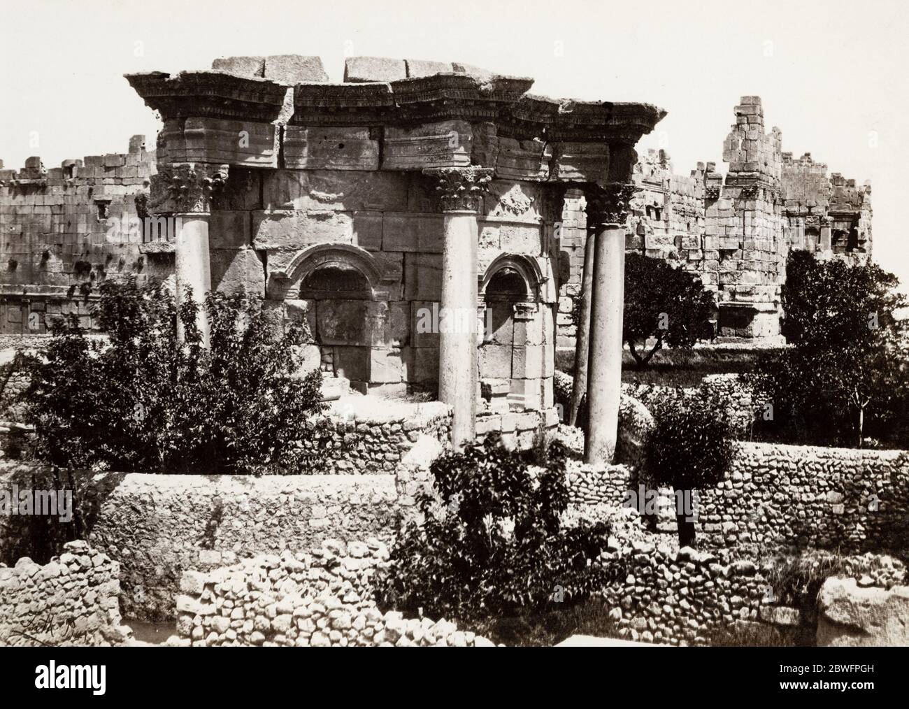 Fotografia di Francis Frith, dal suo viaggio in Egitto, Palestina e le terre più ampie del 1857 - il tempio circolare, Baalbec, Baalbek, Libano. Foto Stock