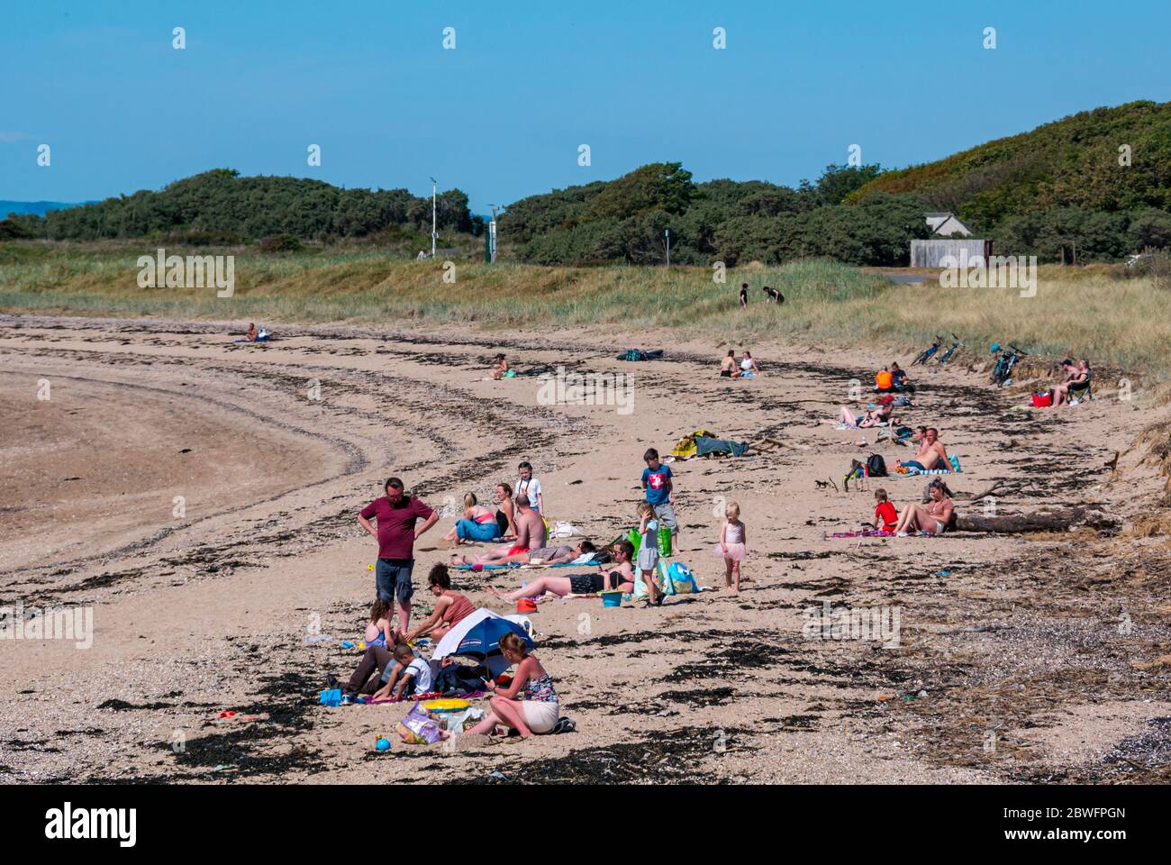 Longniddry Bents, East Lothian, Scozia, Regno Unito, 1 giugno 2020. Tempo in Gran Bretagna: Il sole caldo e frizzante sulla spiaggia attira la gente fuori nonostante il parcheggio pubblico sia ancora chiuso Foto Stock